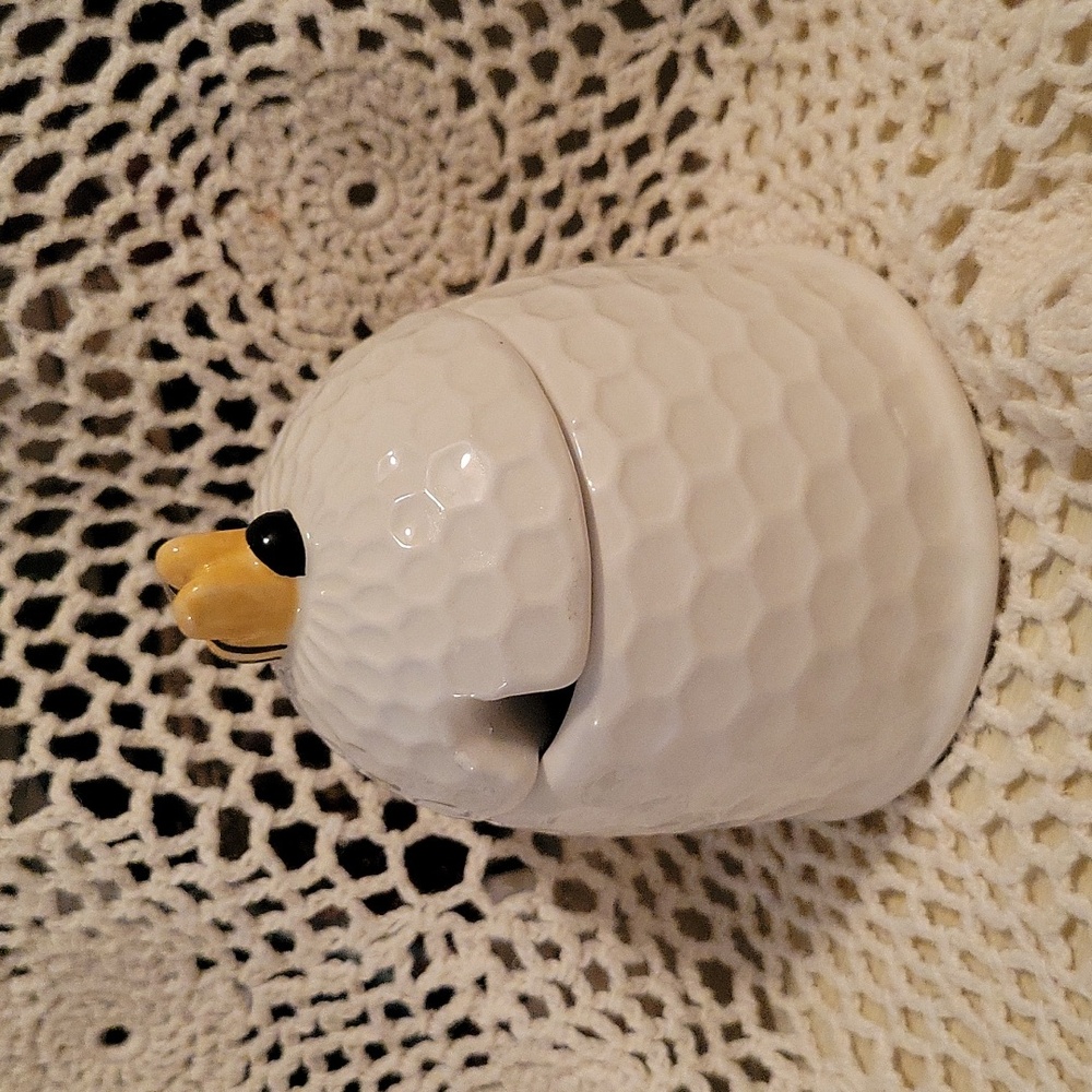 Bumblebee dish with lid